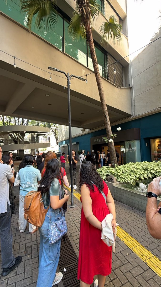 jaorefraos's tweet photo. DEMANDA!

Hoje é a abertura da POP-UP STORE da Turnê Memórias Póstumas e o Shopping West Plaza se encontra assim: https://t.co/poQQdXydqe