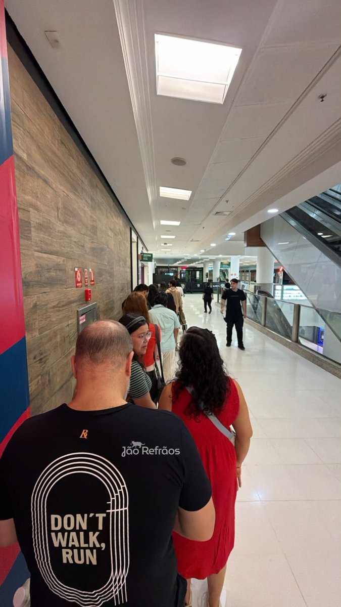 jaorefraos's tweet photo. DEMANDA!

Hoje é a abertura da POP-UP STORE da Turnê Memórias Póstumas e o Shopping West Plaza se encontra assim: https://t.co/poQQdXydqe