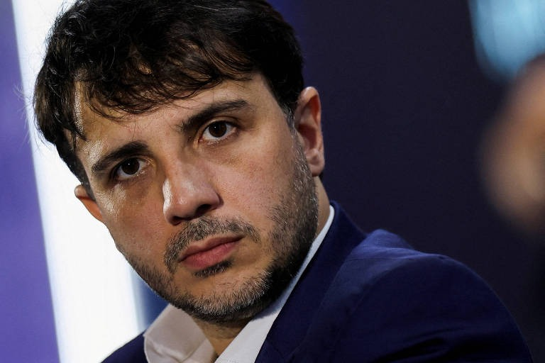 Gigapardos's tweet photo. Pessoal acha que o Renan, que quer um Estado Social-Techno Nacionalista Monárquico de CEO não beneficiaria a elite financeira brasileira.

Acreditam mesmo que o Nacionalismo prejudica os ricaços nacionais, sendo que é a ideologia que mais os favorece (já que proibe competir, facilita criar cartéis e faz com que o Estado financie as empresas diretamente)

"vou acabar com a burguesia nacional patrimonialista criando minha burguesia nacional patrimonialista própria"

E é pior ainda, porque como o Brasil não tem a tecnologia necessária pra fazer o governo tecnocrático que o MBL promete, vai importar tecnologia diretamente dos EUA e de Israel, vai usar os bancos de dados, servidores, serviços de inteligência e IA da Palantir e dos industriais tecnológicos americanos. Vai substituir a burguesia nacional pela internacional.

A crítica dos nacionalistas sobre o MBL ser liberal demais pro gosto deles no fim está correta. (como falei num post anterior, liberalismo se tornou um espectro, quase todas as nações do mundo hoje são liberais de alguma forma, o que se pode ser é mais ou menos liberal, e inclusive essa foi a crítica dos comunistas ao nazismo, para eles o nazismo beneficiava os burgueses e era liberal demais pro gosto soviético).