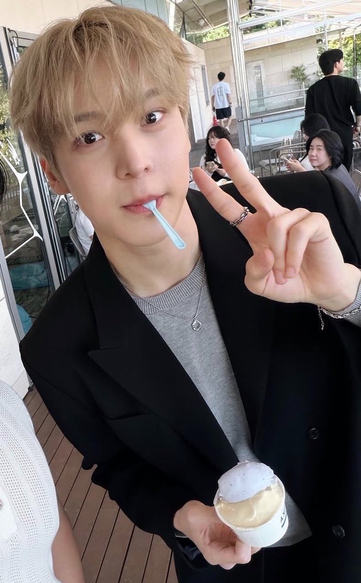 butthurtsss's tweet photo. so he’s actually real and another people actually can see him on the streets what https://t.co/lL28vUEuPd