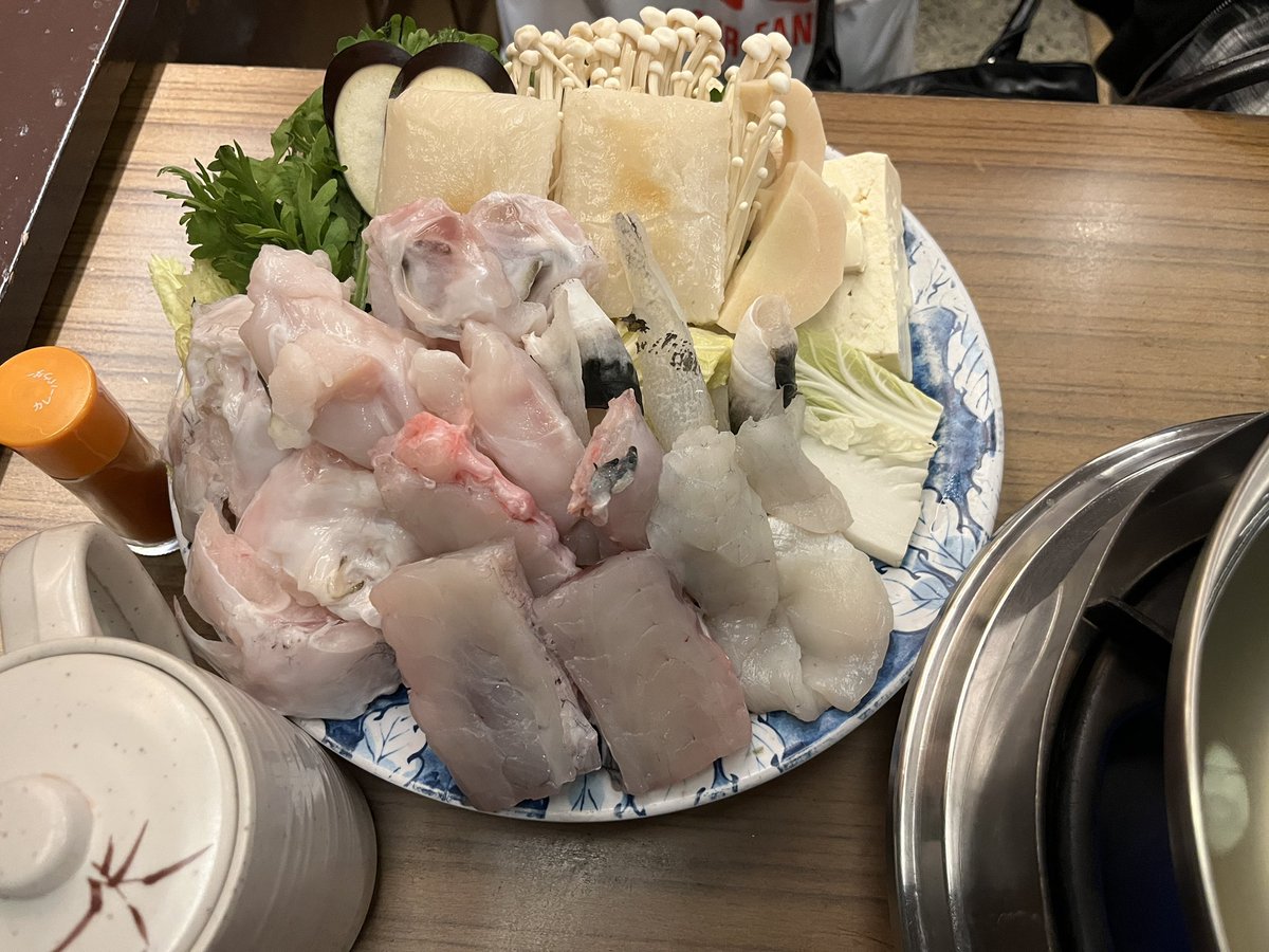 tichikon's tweet photo. 道頓堀のふぐ料理 与太郎のちりなべ、てっさ、ひれ酒です。ご査収ください。なお、ひれ酒は、おばちゃんが勢いよく着火しますのでご注意ください。 https://t.co/YhuJONZrr6