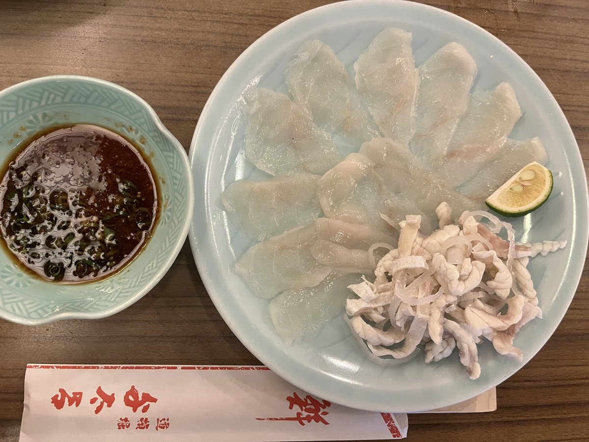 tichikon's tweet photo. 道頓堀のふぐ料理 与太郎のちりなべ、てっさ、ひれ酒です。ご査収ください。なお、ひれ酒は、おばちゃんが勢いよく着火しますのでご注意ください。 https://t.co/YhuJONZrr6