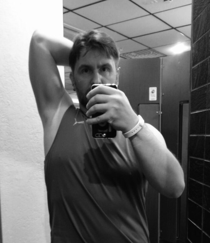 TDedyshko's tweet photo. Gym. Тренер задался целью, чтобы я работал с его весами (хорошая шутка :)), поэтому я страдал сегодня :) последние мои присяды были что—то на 60 с копейками. На видосе 70, а потом еще были 80(со страховкой тренера, поэтому без записи). И всратая фотка по классике ) https://t.co/etpEg69s1I