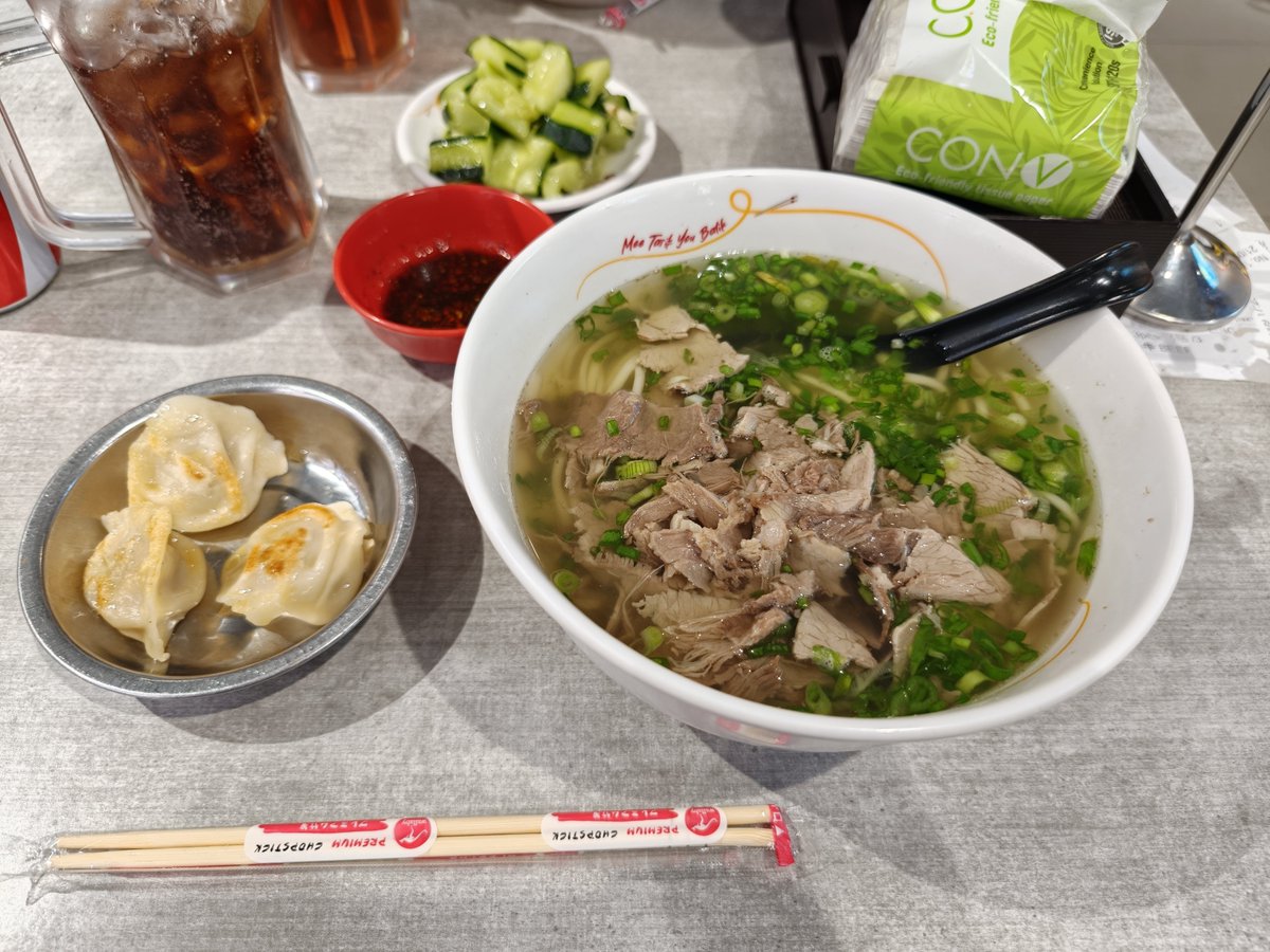 jinjin_sidefire's tweet photo. 昼ごはんにカオマンガイを食べたんだけど鶏肉の上に大量のニンニクが⋯😭のせるなら生姜にしてくれ⋯😭晩ごはんに食べた牛肉ヌードルはあっさりしてて美味かった😋でも1番美味かったのは付け合わせのきゅうりの漬物だった😋晩飯は奥様の奢りだったので4日目の出費は36.2myr💰️ https://t.co/xpIAyZQuhs