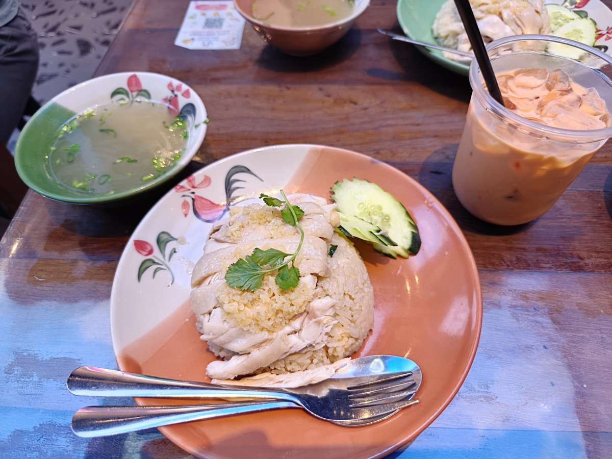 jinjin_sidefire's tweet photo. 昼ごはんにカオマンガイを食べたんだけど鶏肉の上に大量のニンニクが⋯😭のせるなら生姜にしてくれ⋯😭晩ごはんに食べた牛肉ヌードルはあっさりしてて美味かった😋でも1番美味かったのは付け合わせのきゅうりの漬物だった😋晩飯は奥様の奢りだったので4日目の出費は36.2myr💰️ https://t.co/xpIAyZQuhs