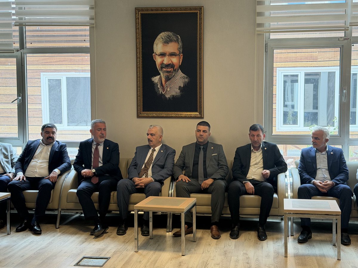 CumhurUzun48's tweet photo. YENİ Parti Şanlıurfa İl Yöneticilerimiz ve Siverek İlçe Başkanımız sayın Adnan Tüysüz ile birlikte Şanlıurfa Barosu Siverek Temsilciliğini ziyaret ederek Sayın Cihan Polatoğlu ve meslektaşlarımızla bir araya geldik.

Savunma mesleğinin sorunlarından yargı sistemimize kadar birçok konuda verimli bir sohbet gerçekleştirdik.

Nazik ev sahiplikleri ve misafirperverlikleri için kendilerine teşekkür ediyoruz. @AdnanTuysuzz