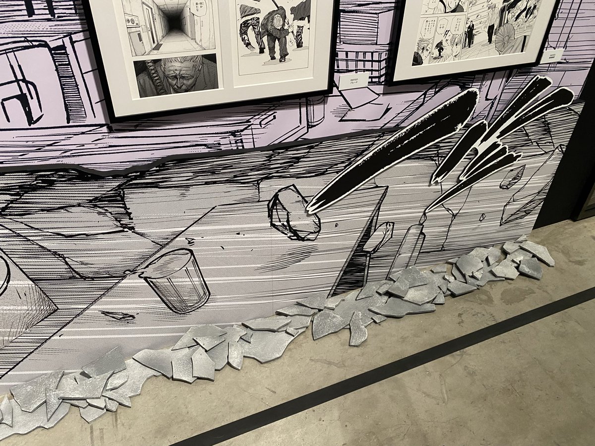 JAROsuke's tweet photo. ピックアップコマを背景造作にした原稿の展示があるところもすごいよくて、画面から飛び出した！？な瓦礫やら割れたガラスやらが床に散らばってて、企画＆デザイン＆造作表現センスが高くて悔しさすら覚えた…すごいよかったです、脱帽 https://t.co/NKpf0MCD91