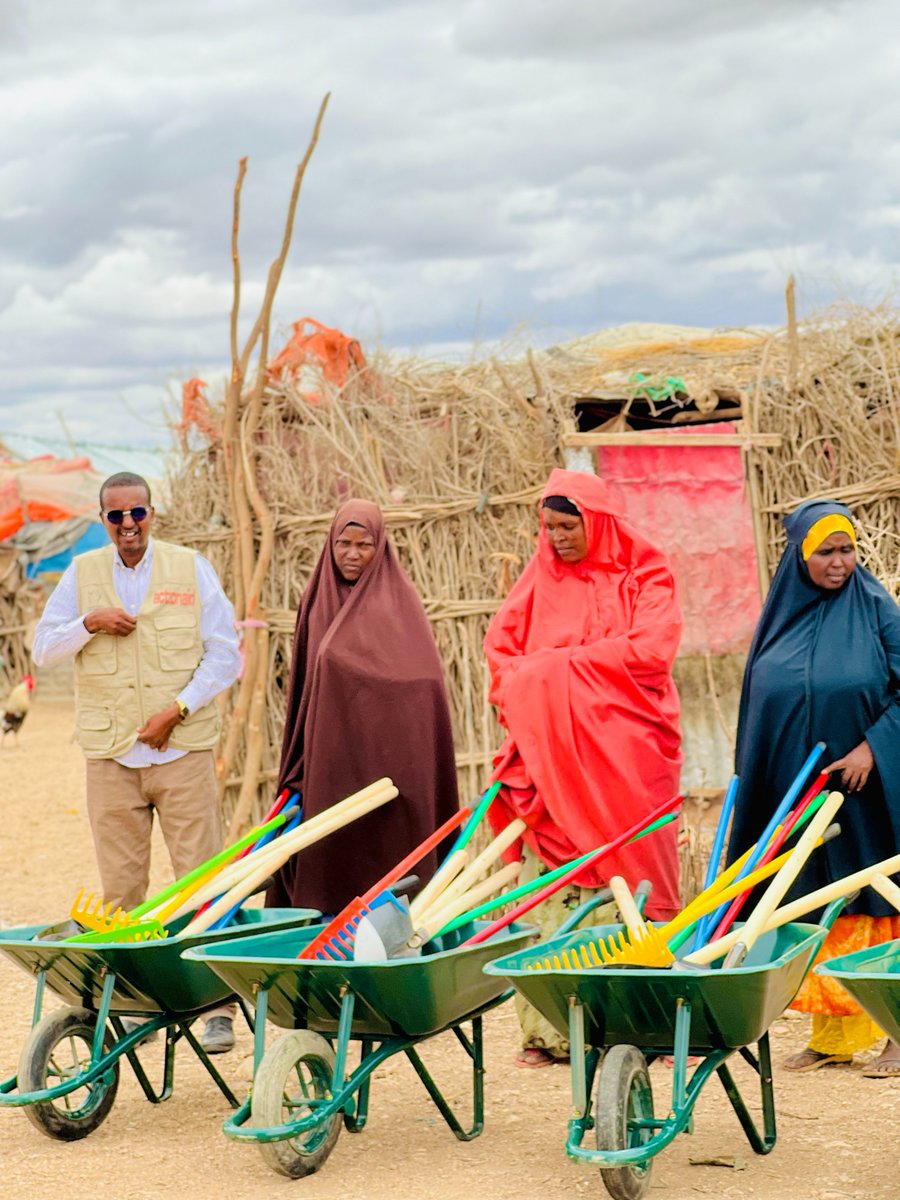 ActionAid_SS's tweet photo. @ActionAid_SS  handed over 56 waste management kits to community volunteers across 7 IDP settlements in Beledweyne.

The kits will support community-led sanitation, improve hygiene, and help reduce WASH-related health risks.
#WASH https://t.co/OY7FlW9nnk