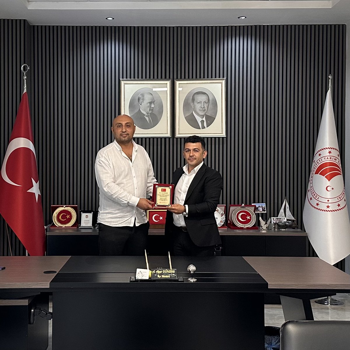 mamaktarim's tweet photo. 🇹🇷 19 Eylül Gaziler Günü

Kurumumuzda görevli kıymetli gazilerimize, bu anlamlı gün anısına plaketlerini takdim ettik

Başta Gazi Mustafa Kemal Atatürk olmak üzere tüm gazilerimizi saygı ile  anıyor; aziz şehitlerimizi ve ebediyete irtihal etmiş gazilerimizi dualarla yâd ediyoruz https://t.co/q6lvNo6pxb
