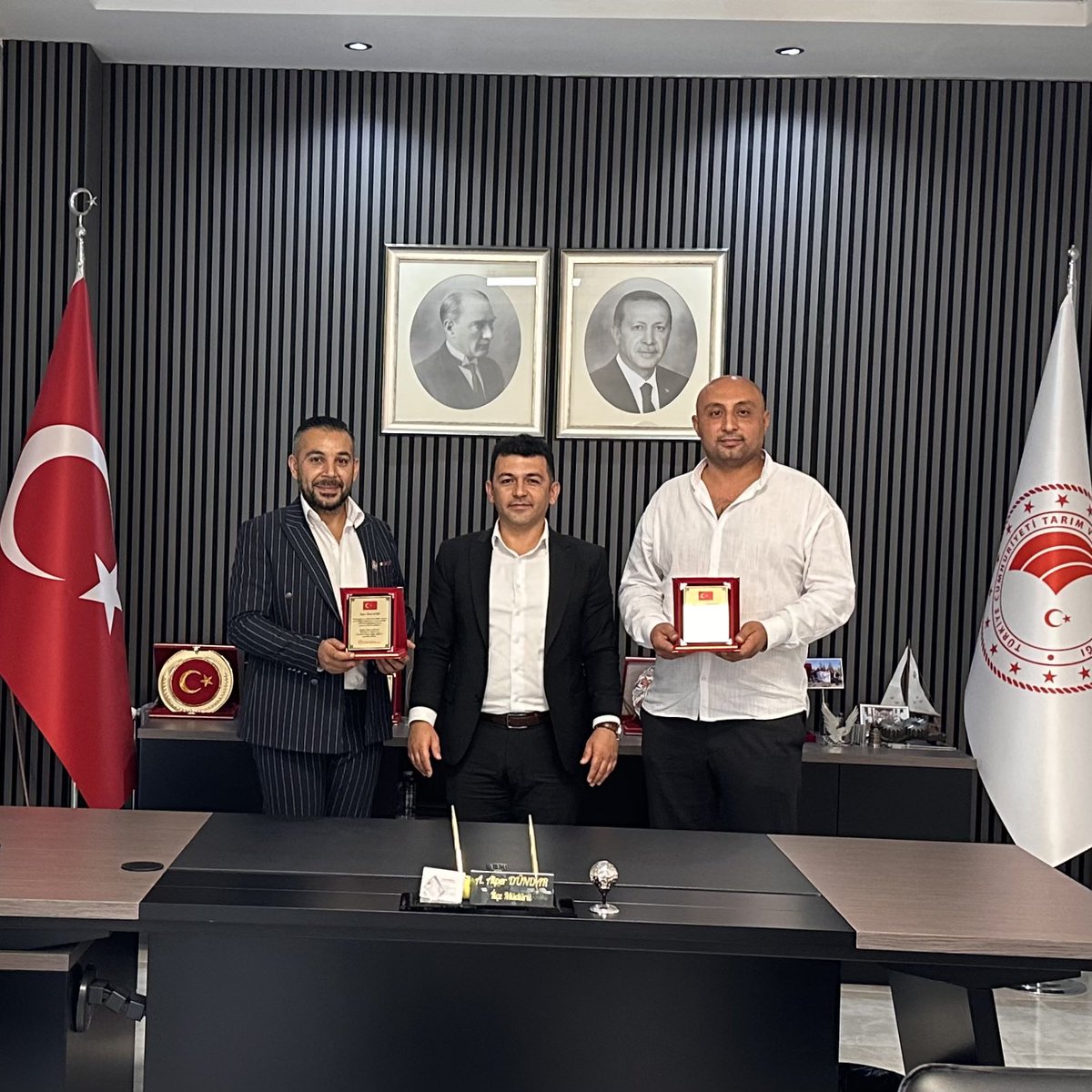 mamaktarim's tweet photo. 🇹🇷 19 Eylül Gaziler Günü

Kurumumuzda görevli kıymetli gazilerimize, bu anlamlı gün anısına plaketlerini takdim ettik

Başta Gazi Mustafa Kemal Atatürk olmak üzere tüm gazilerimizi saygı ile  anıyor; aziz şehitlerimizi ve ebediyete irtihal etmiş gazilerimizi dualarla yâd ediyoruz https://t.co/q6lvNo6pxb