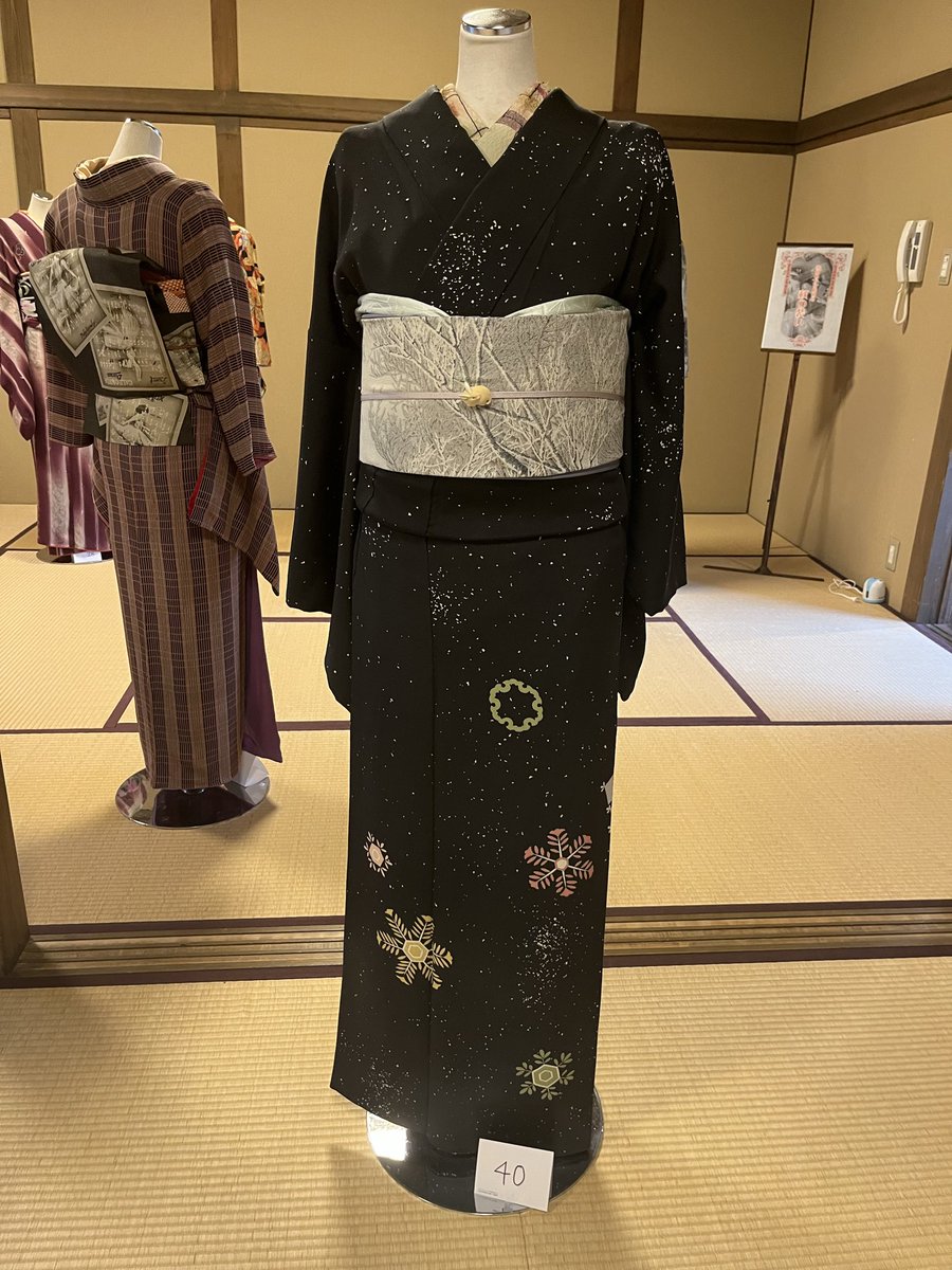 nurikabe78's tweet photo. ラスト、冬。オシャレすぎでは！？情感たっぷりな雪景色が見えます🤣そして帯留めはデカければデカイほどいい派閥でしたがそんな事なかった……このコーディネートにはこのサイズの兎の帯留めが良い……小さい方がいい時ってあるんだ……と目からウロコ笑 https://t.co/xlGgnpcSma