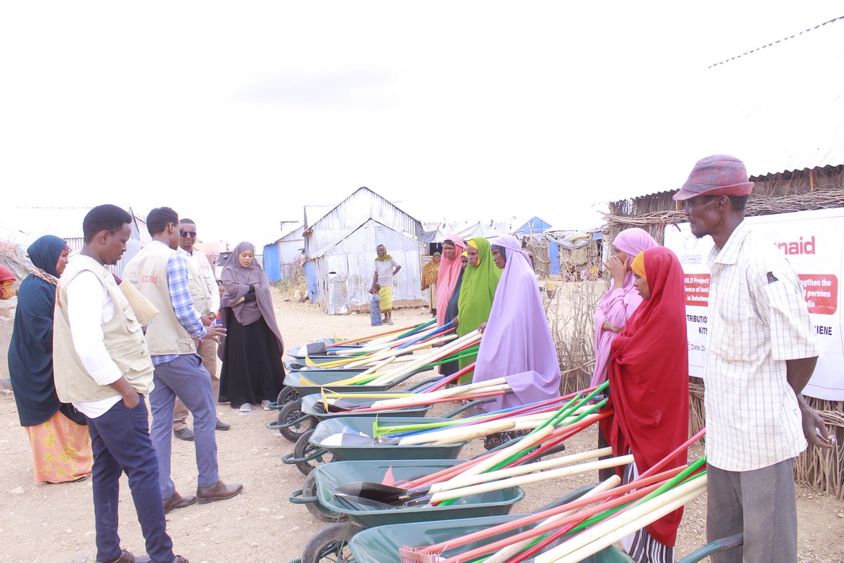 ActionAid_SS's tweet photo. @ActionAid_SS  handed over 56 waste management kits to community volunteers across 7 IDP settlements in Beledweyne.

The kits will support community-led sanitation, improve hygiene, and help reduce WASH-related health risks.
#WASH https://t.co/OY7FlW9nnk