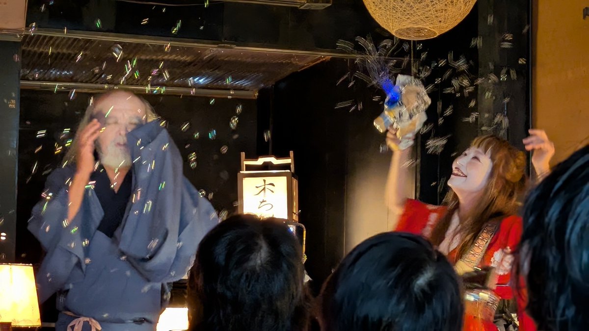 ken5321tk's tweet photo. #路地裏の舞台にようこそ「#どん底〜Rockbottom〜」
芝居と音楽の融合。西原さんの脚本で演出もそうだろうな😆
擦り切れた着物に白塗りで歌いお芝居する人達の濃密なこと。生演奏も多様で歌を被せ踊り狂う様はどん底を経験した
人間なんだろうな。
人間なんて♪・・・が、胸に刺さった！ https://t.co/qOqFnpibpB
