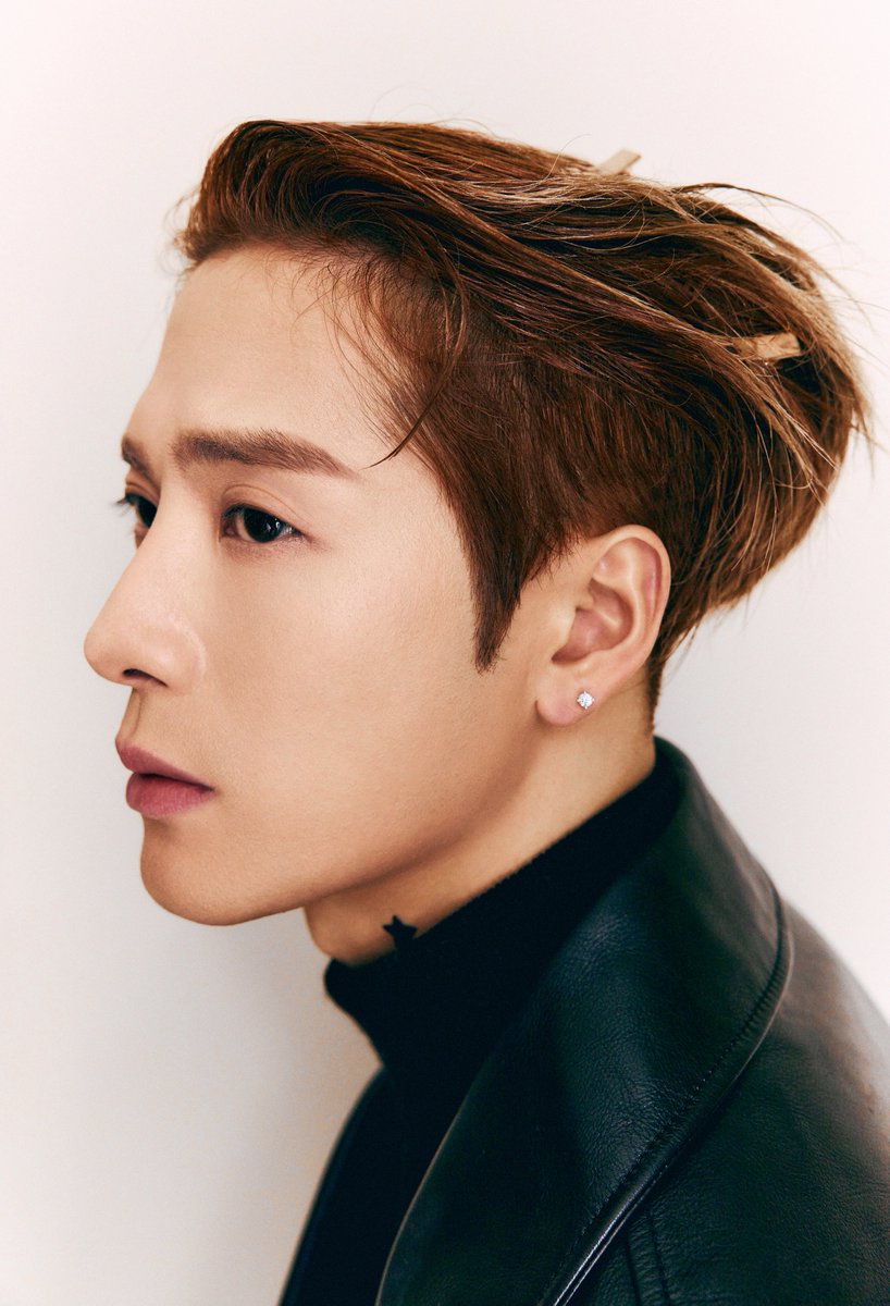 PRSocietyNews's tweet photo. Jackson Wang ปล่อยเพลง “Thank You” ขอบคุณแฟนๆ ทั่วโลก พร้อมเปิดบทใหม่ในเส้นทางดนตรี เซ็นสัญญาร่วมงานกับ Roc Nation ของ Jay Z

#ThankYou 
#JACKSONWANG 
#JacksonWangThankYou
#JacksonWangXRocNation

แจ็คสัน หวัง (Jackson Wang) ศิลปินระดับโลก ปล่อยซิงเกิลใหม่ล่าสุด “Thank You” พร้อมมิวสิกวิดีโออย่างเป็นทางการที่กำกับโดย Ojun Kwon และถ่ายทำด้วย iPhone 18 Pro โดยความพิเศษของมิวสิกวิดีโอครั้งนี้คือการเปิดโอกาสให้แฟน ๆ ตัวจริงจากทั่วโลกเข้ามาเป็นส่วนหนึ่งของโปรเจกต์ โดย Thank You ถือเป็นเพลงใหม่เพลงแรกของแจ็คสัน นับตั้งแต่เจ้าตัวเซ็นสัญญากับ Roc Nation บริษัทบันเทิงระดับโลกที่ก่อตั้งโดย Jay Z มีศิลปินร่วมค่ายอย่าง Rihanna

ซึ่ง Jay Z เผยว่า “เรารู้สึกตื่นเต้นที่ได้ต้อนรับ แจ็คสัน หวัง เข้าสู่ครอบครัวของ Roc Nation เขาเป็นศิลปินที่น่าทึ่งและมีแรงผลักดันที่พิเศษมาก และเราแทบรอไม่ไหวที่จะได้เห็นว่าเขาจะสร้างสรรค์อะไรต่อไป”

สำหรับมิวสิกวิดีโอเพลง Thank You ถ่ายทอดเรื่องราวผ่านภาพขาวดำ โดยเผยให้เห็นแจ็คสันในมุมที่เรียบง่ายและเป็นธรรมชาติ พร้อมพาผู้ชมย้อนผ่านช่วงเวลาต่าง ๆ ในชีวิตและเส้นทางอาชีพของเขา ตั้งแต่วันแรก ๆ จนถึงวันนี้ พร้อมส่งต่อคำขอบคุณไปยังแฟน ๆ และทุกคนที่คอยสนับสนุนเขาอย่างไม่เคยเปลี่ยนแปลง นอกจากนั้นเขายังเปิดโอกาสให้แฟน ๆ จากทั่วโลกสมัครเข้าร่วมเป็นส่วนหนึ่งของมิวสิกวิดีโอ โดยมีผู้สมัครจากมากกว่า 80 ประเทศ ก่อนคัดเลือกแฟน ๆ จำนวน 30 คนจากจีน สหรัฐอเมริกา ออสเตรเลีย เม็กซิโก สหราชอาณาจักร และประเทศอื่น ๆ รวมถึงผู้โชคดีจากไทย มาร่วมถ่ายทำกับเขาอีกด้วย 

ซึ่งรายละเอียดต่าง ๆ ที่ปรากฏในมิวสิกวิดีโอล้วนมีความหมายและเป็นตัวแทนของบุคคล ความทรงจำ หรือช่วงเวลาสำคัญที่หล่อหลอมแจ็คสันให้กลายเป็นคนที่เขาเป็นในวันนี้ ตั้งแต่จุดเริ่มต้นในเส้นทางกีฬา ความทรงจำกับเพื่อนในวัยเด็ก ไปจนถึงการก้าวเข้าสู่วงการเพลง การสร้างผลงานระดับโลก และบทใหม่ของชีวิตกับ Roc Nation ดังนั้นเพลงนี้จึงเปรียบเสมือนการปิดฉากบทหนึ่งของชีวิต ขณะเดียวกันก็เป็นการเปิดประตูสู่บทใหม่ ทั้งในด้านดนตรีและความคิดสร้างสรรค์ของแจ็คสัน

ด้านผลงานที่ผ่านมา ปีนี้ถือเป็นอีกหนึ่งปีที่เต็มไปด้วยความสำเร็จของแจ็คสัน โดยเจ้าตัวยังคงเดินหน้าทัวร์ MAGICMAN 2 World Tour ในอเมริกาเหนือและลาตินอเมริกา พร้อมการแสดงที่บัตรขายหมดแล้วในหลายเมือง รวมถึง Kia Forum ในลอสแอนเจลิส และ Barclays Center ในบรูคลิน

ขณะที่อัลบั้ม MAGICMAN 2 เปิดตัวที่อันดับ 13 บนชาร์ต Billboard 200 และส่งให้แจ็คสันติด Top 15 ของชาร์ต Billboard Artist 100 นอกจากนี้ เมื่อเดือนกรกฎาคมที่ผ่านมา แจ็คสันยังได้รับการประกาศให้เป็น Global Ambassador คนแรกของ International Fencing Federation (FIE) สะท้อนถึงความผูกพันกับกีฬาฟันดาบ ซึ่งเป็นกีฬาที่เขาเคยฝึกฝนและประสบความสำเร็จก่อนก้าวเข้าสู่เส้นทางศิลปินอย่างเต็มตัว หลังจากนี้ แจ็คสันเตรียมเดินหน้าทัวร์ MAGICMAN 2 World Tour ต่อ เริ่มตั้งแต่เดือนตุลาคมนี้

และสำหรับ Thank You ไม่เพียงเป็นเพลงที่แจ็คสันใช้บอกเล่าความรู้สึกขอบคุณต่อแฟน ๆ ที่ร่วมเดินทางมากับเขา แต่ยังเป็นบทบันทึกของเส้นทางชีวิตในแต่ละช่วงเวลา ก่อนก้าวเข้าสู่บทใหม่ของแจ็คสัน หวัง อย่างเต็มตัว

OUT NOW Link: https://t.co/ufpqK6XVED 

MV premier Link: https://t.co/Ms0LwZDiDw 

TIKTOK Sounds Link：https://t.co/arEGzVqnC5