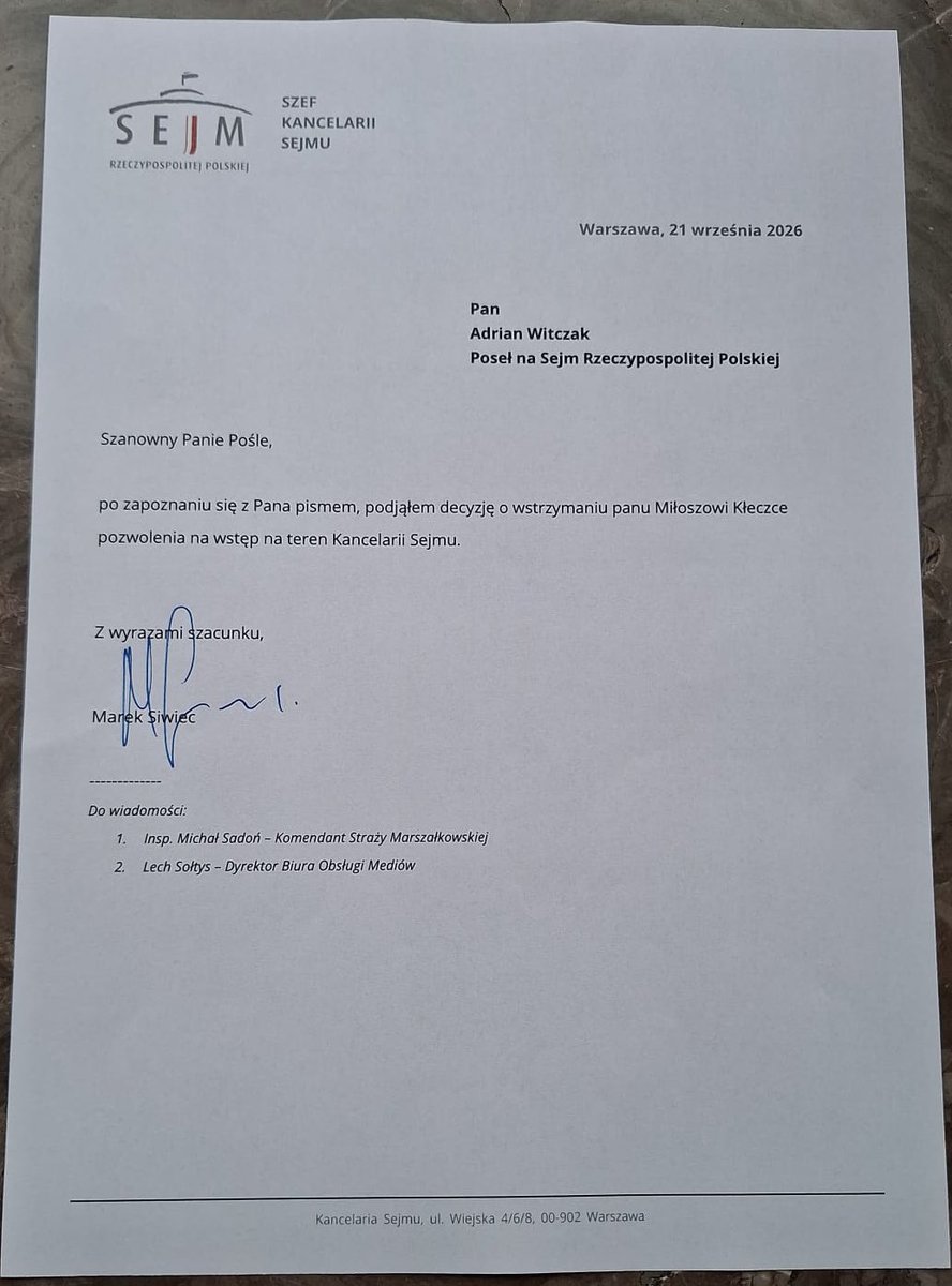 adrian_witczak's tweet photo. Miłosz Kłeczek wtargnął przed kamerę TVP, zakłócił mój wywiad i urządził chuligańską prowokację. Został wyprowadzony przez Straż Marszałkowską, a ja złożyłem wniosek o zakaz wstępu. Dziś jest decyzja Szefa Kancelarii Sejmu: Kłeczek nie wejdzie na teren Parlamentu. Są granice, których nie można bezkarnie przekraczać.