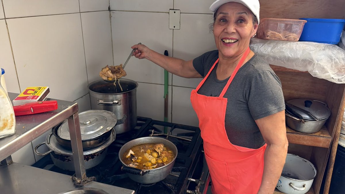 rnpy920am's tweet photo. Móvil @bethastevensd 

🗣️ Ibes Barreto de Ávila, Alias Shakira, cocinera de Vorí Vorí del Mercado Municipal N° 4
🔹Hoy el menú del Mercado 4 es vorí vorí: el menú paraguayo, se ubica en el puesto 1 entre las mejores sopas del mundo en el ranking de @TasteAtlas https://t.co/4pMWaxi0rm