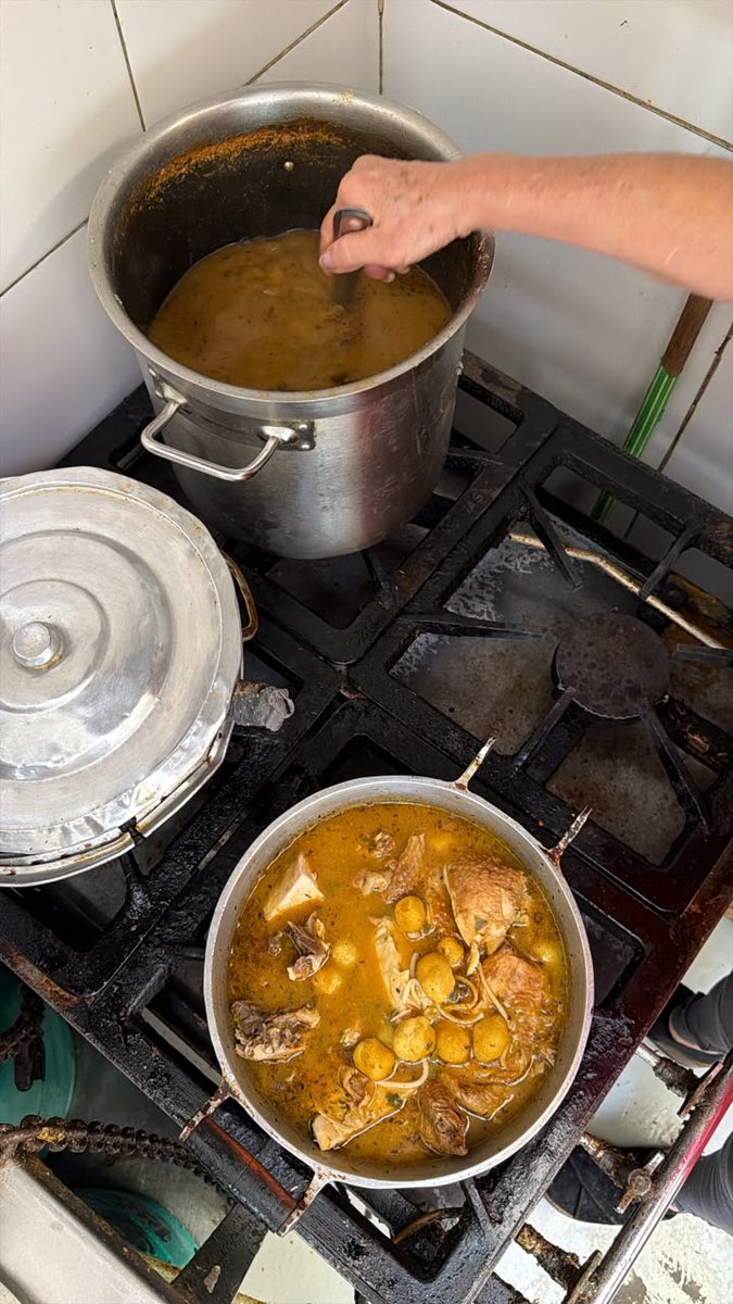 rnpy920am's tweet photo. Móvil @bethastevensd 

🗣️ Ibes Barreto de Ávila, Alias Shakira, cocinera de Vorí Vorí del Mercado Municipal N° 4
🔹Hoy el menú del Mercado 4 es vorí vorí: el menú paraguayo, se ubica en el puesto 1 entre las mejores sopas del mundo en el ranking de @TasteAtlas https://t.co/4pMWaxi0rm