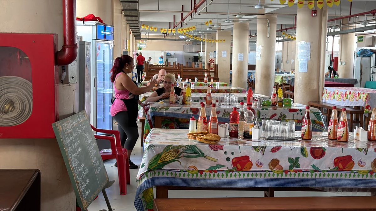 rnpy920am's tweet photo. Móvil @bethastevensd 

🗣️ Ibes Barreto de Ávila, Alias Shakira, cocinera de Vorí Vorí del Mercado Municipal N° 4
🔹Hoy el menú del Mercado 4 es vorí vorí: el menú paraguayo, se ubica en el puesto 1 entre las mejores sopas del mundo en el ranking de @TasteAtlas https://t.co/4pMWaxi0rm