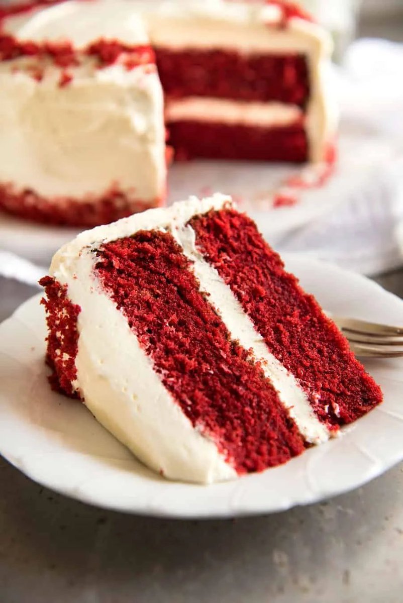 BasedYew's tweet photo. red velvet cake is so pretty it kinda looks like ushiromiya battler https://t.co/n8YKPpQCF2