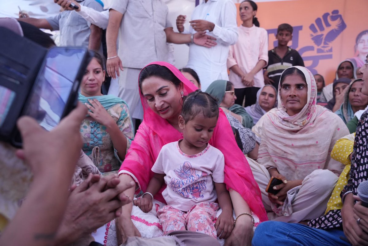 HarsimratBadal_'s tweet photo. Today, I kicked off the 'Mawan-Dhiyan Insaaf Yatra' from Halka Rampura Phul. The women of Punjab cannot be taken for granted anymore! @AAPPunjab government will have to answer for every injustice!

#MawanDhiyanInsaafYatra https://t.co/Lq8cgJPleS