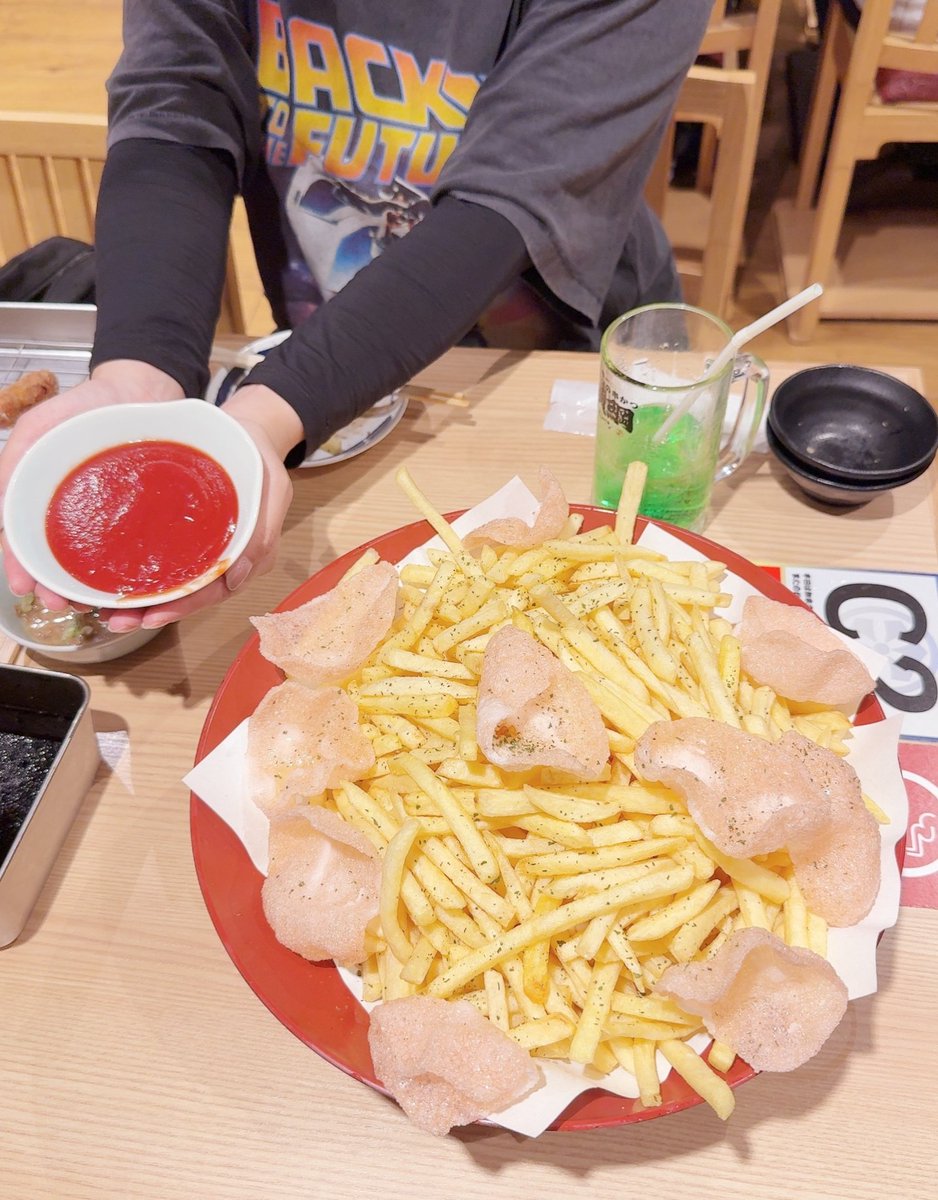 ROSSO40233989's tweet photo. ずっと前から気になってたポテト10人前
2人でご飯行ってラストオーダー手前で注文するものではない https://t.co/xtrH2Mczg9