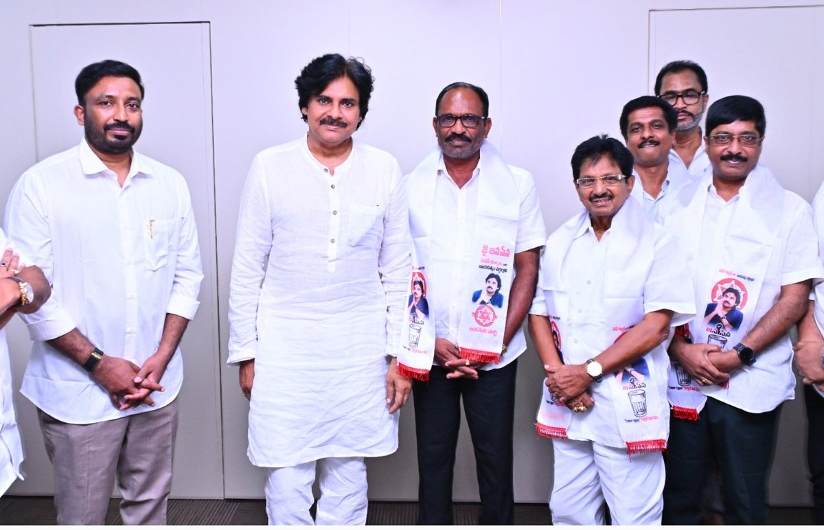 PKFC_KonaSeema's tweet photo. జనసేనలోకి ప్రతిపాడు నియోజకవర్గ మాజీ శాసనసభ్యులు వరుపుల సుబ్బారావు గారు పవన్ కళ్యాణ్ గారు పార్టిలోకి కండువ కప్పి అహ్వానించారు ✊

@JanaSenaParty @PawanKalyan https://t.co/xo8bxBs9aJ