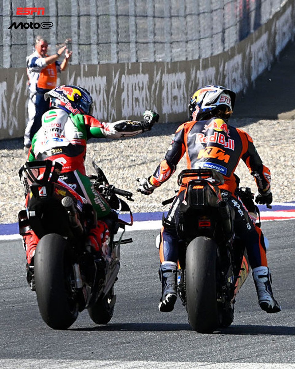 MotoGP_ESPN's tweet photo. ¡TODOS QUERÍAN QUE GANE PEDRO! Acosta recibió las felicitaciones de la mayoría de pilotos tras ganar su primer GP. 👏 https://t.co/xgTd74MDjb