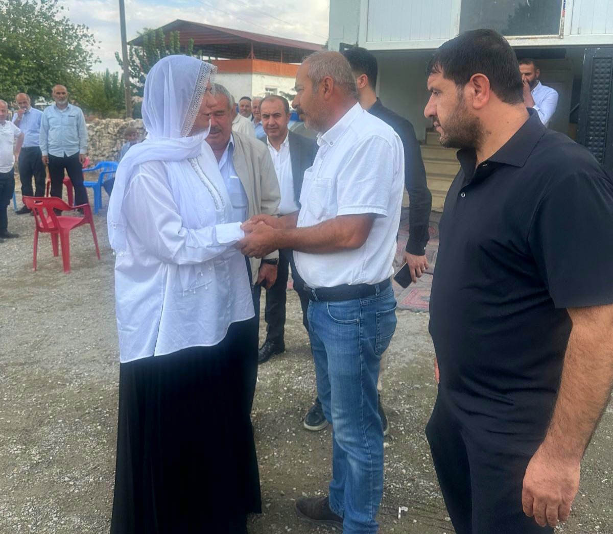 Kepoluasuna's tweet photo. 📍Silvan

Dilimalan (Xeşâ) köyünde, geçtiğimiz günlerde İstanbul’da meydana gelen elim otobüs kazasında hayatını kaybeden evlatlarımızın taziyesinde bulunduk. 

Hayatını kaybeden evlatlarımıza Cenab-ı Allah’tan rahmet; acılı ailelerine başsağlığı ve sabır diliyorum.

Mekânları cennet, makamları âli olsun.