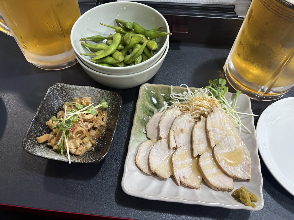 komukomuten's tweet photo. 骨付鳥！なにわ男子のせいでめちゃくちゃ並んだけど美味すぎるから許す。ビール飲み過ぎ食べ過ぎでガチ太る終わった🙄 https://t.co/FXic55IhAW