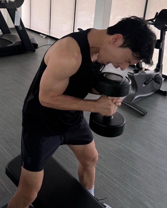 masiiess's tweet photo. กล้ามเท่าดัมเบล … . 🧘🏽‍♀️ นี่คือผุ้ชายคนที่สามารถปกป้องหนูพรีมมี่ได้จริง ๆ เข้าใจแล้วทำไมชีเลือกคนนี้มากับมือ https://t.co/jngi6RVup9