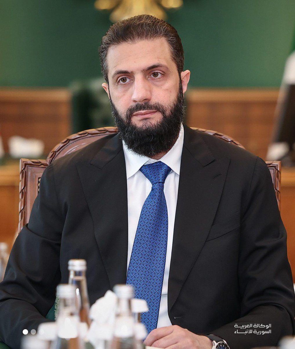 dailyislamist's tweet photo. 🔴 Suriye Başmüftüsü Usame er Rıfai, "Ahmed Şara'nın devrimden önce Vahhabiliği terk edip Eşari olduğunu" ifade ettiği konuşmasıyla ilgili açıklama yaptı:

"Gurbette ve İstanbul'da ikamet ettiğimiz süre boyunca HTŞ hakkında çelişkili raporlar yayılmış ve bu durum o dönemde bir miktar endişe ve çekinceye yol açmıştı.

Devrime giden operasyondan hemen önce kardeş Ahmed eş-Şer'a başkanlığındaki Heyet liderleriyle bir grup kardeşimizin görüşmesi gerçekleşti. Bu görüşme sonucunda, aşırılık ve tekfir iddialarına dair söylentilerin asılsız olduğu ortaya çıktı

Ehl-i Sünnet ve'l Cemaat'in itikadi (Eş'ariler - Maturidiler - Ehl-i Hadis) ve dört mezhepte temsil edilen fıkhi ekollerinin, İslam tarafından (Ehl-i Sünnet ve'l Cemaat) çatısı altında birleştirildiğini vurguluyoruz

Selefilik, Suriye'nin ilmi ve davet dokusunun köklü bir parçasıdır. Onların mensuplarıyla bizi sevgi, saygı ve takdir bir araya getirmektedir; onlar bizdendir, biz de onlardanız. Zira ilmi ihtilaflar dostluğu bozmaz

Bizler her zamanki gibi, dinimizin özünü oluşturan terbiye ilkelerimizden, safları birleştirmeye yönelik derin arzumuzdan, sözü birleştirme, ortak noktaları öne çıkarma ve çeşitliliğe saygı duyma konusundaki samimi çabamızdan sapmıyoruz. Bütün bunlar, Yüce Allah'a davete hizmet etmek ve ülkemiz için parlak bir gelecek inşa etmek gayesi iledir."