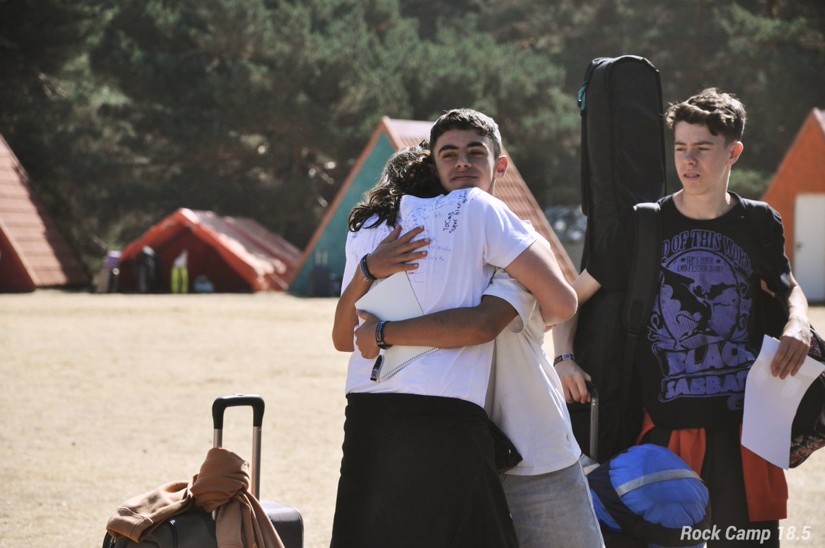 RockCampES's tweet photo. El final de cada semana en Rock Camp se resume en abrazos largos y despedidas muy emotivas entre todas esas personitas que han encontrado aquí su hogar junto a nosotros. Es el momento en que sabes que sí o sí acabarás volviendo. https://t.co/PbKGIfXF7n