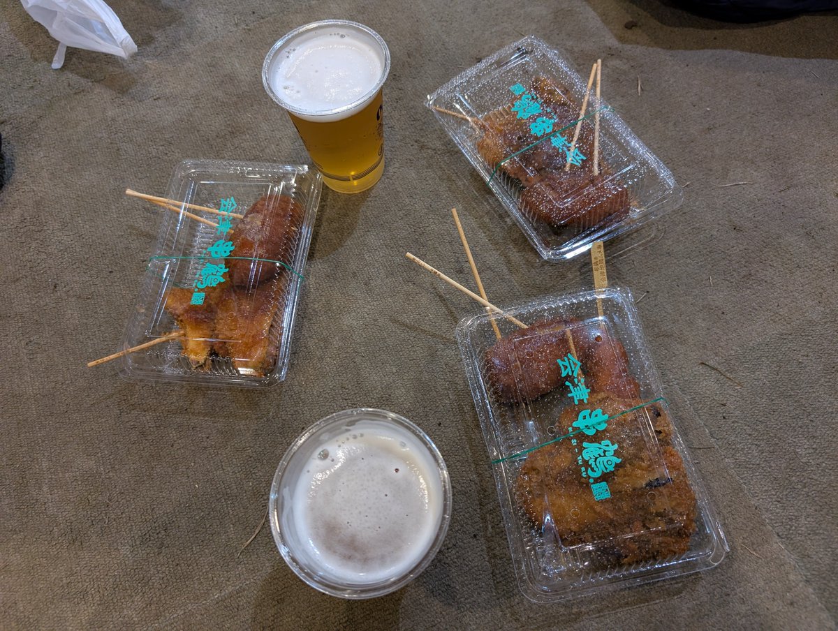 yasuchi113373's tweet photo. 風とロック初日終了。
雨で大変なところもあったけど、いつもの芋煮会でした😊
そして今年も大好きな串鶴さんの串揚げで無事乾杯〜🍺
揚げたてのロック茄子が嬉しい😆
待ってる間にいただいたお芋も美味しい😁

明日は椎茸食べるぞー
#風とロック芋煮会 #串鶴 https://t.co/z4l77pf3uc