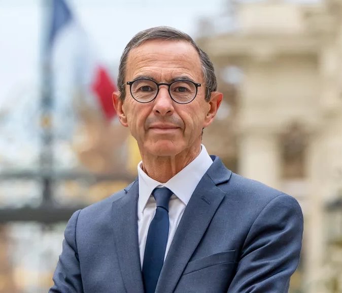 Sardoche's tweet photo. Bon allez, on arrête les bêtises et on fait une vraie union des droites :

Lisnard @davidlisnard 
Knafo @knafo_sarah 
Retailleau @BrunoRetailleau 
Ciotti @eciotti 

Vous avez 90% de vos programmes en commun, c’est les 90% qui mettent d’accord tous les français qui votent et qui travaillent.

Vous rêvez à un objectif et une France légèrement différente alors qu’il faut penser en direction. 

Votre direction est la même pour tout ces sujets et vous n’aurez jamais assez d’un mandat pour dépasser l’objectif de qui que ce soit :
- libéralisme
- immigration
- éducation
- énergie
- IA 

Comment pouvez-vous pensez un seul instant qu’un tel ralliement ne puisse pas déferler sur les médias et accaparer l’opinion des français en un temps record ?

Les guerres d’ego ont suffisamment atomiser notre scène politique et favoriser le laxisme et le statut quo.

Les français ont besoin de politiciens qui sont d’accord entre eux, et qui sont d’accord avec les français.

Réveillez-vous.