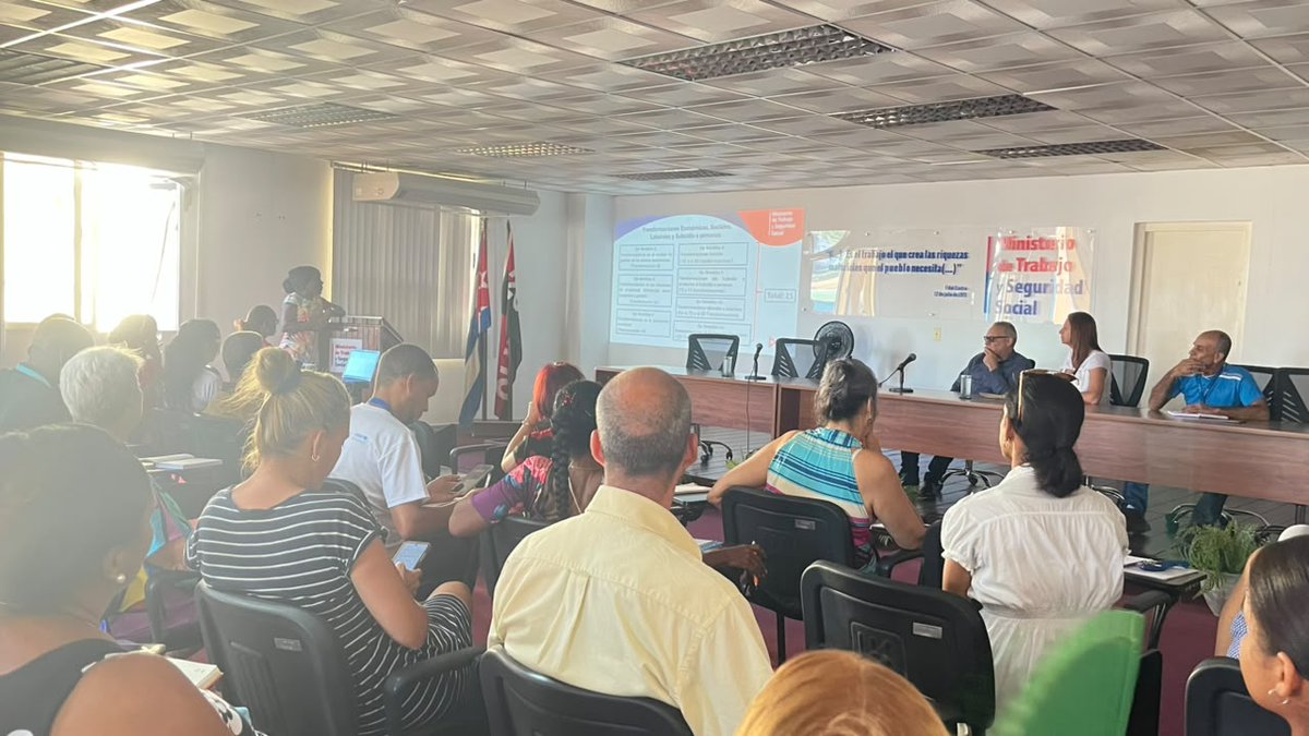 MTSS_CUBA's tweet photo. Reunión con los trabajadores para la presentación de las transformaciones económicas y sociales relacionadas con el organismo y cómo se avanza en la aprobacion de las normativas que las ponen en vigor. #MtssCuba https://t.co/GeHA8TqHPC