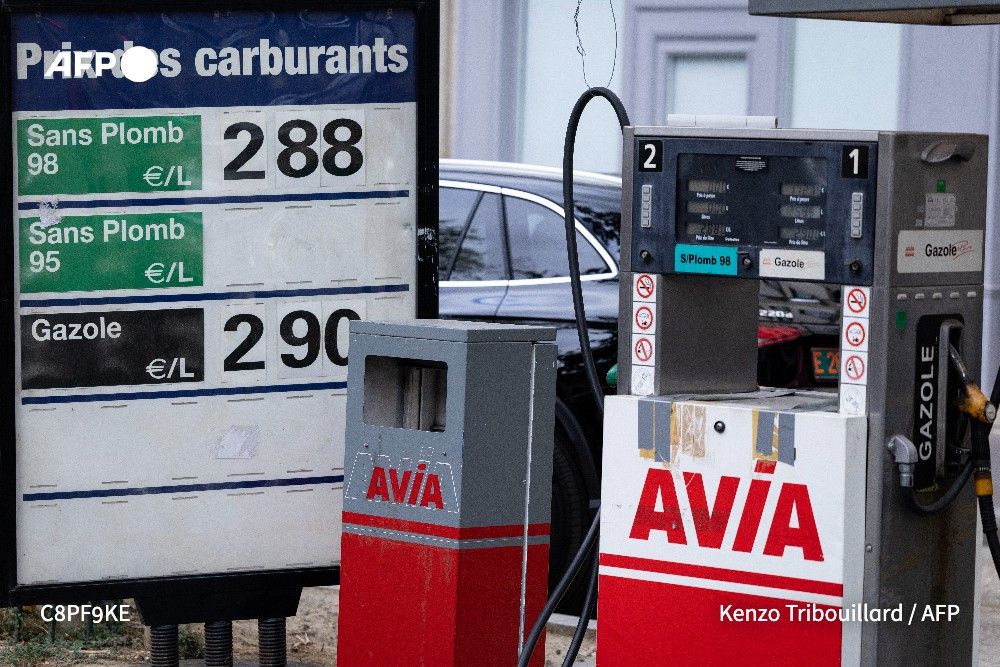 afpfr's tweet photo. 🇫🇷⛽️ La France "n'a pas d'enjeu d'approvisionnement" en carburants "à ce stade", mais elle doit "s'assurer" de "trouver des solutions" si le conflit au Moyen-Orient dure, a indiqué le ministre de l'Economie, Roland Lescure, sur France Inter. https://t.co/P4lnsLUTUJ