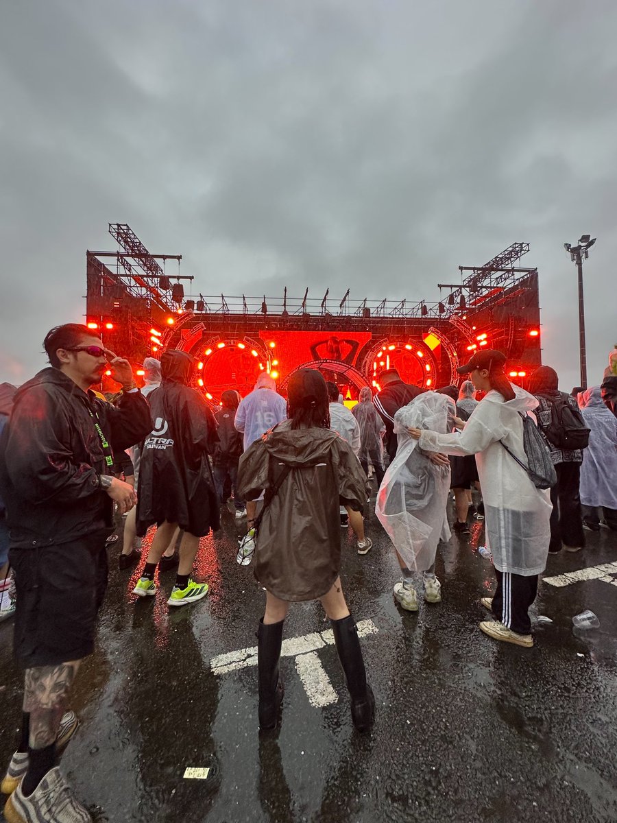 U_19LS's tweet photo. フェスは好きだけど行くことはないだろうと思っていたUltra Japan
Lllly Palmer→Joris Voorn→Sara Landryで雨でもこんなに楽しめるとは！レジスタンスにほぼ籠ってたからかもしれないけど思っていたより雰囲気も良かった https://t.co/yCsWidRuDv