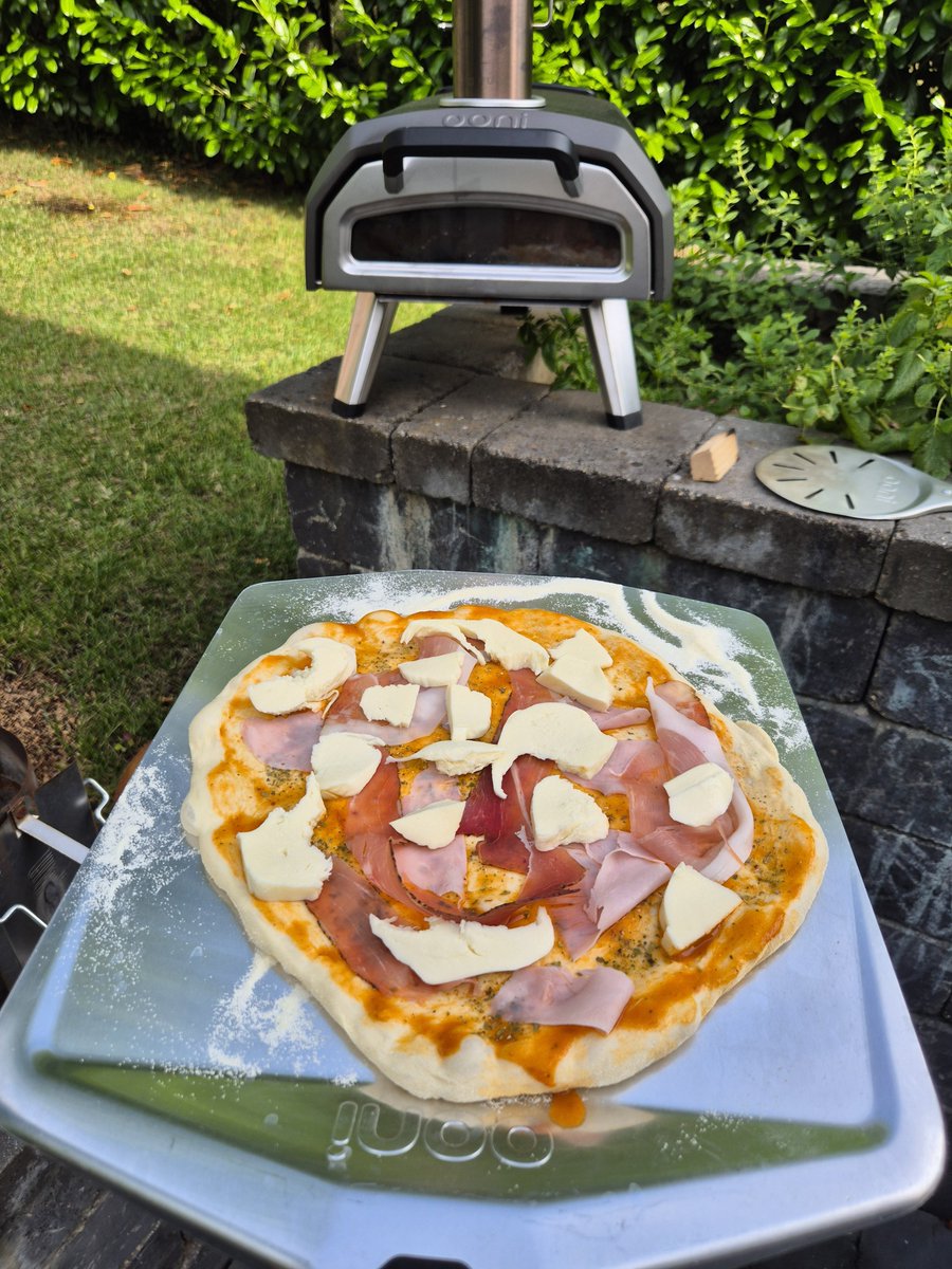mosko_michal's tweet photo. @TVranka My sme tento rok tiez kupili malu piecku Ooni, ale na drevo a je to super. Vyhriata do 30min, upecie do 1,5min. Prve kusky zhoreli, lebo som sa zakecal a bolo to tam. Ale je to pecka, ked sa to clovek nauci. https://t.co/niN8LGGzTf