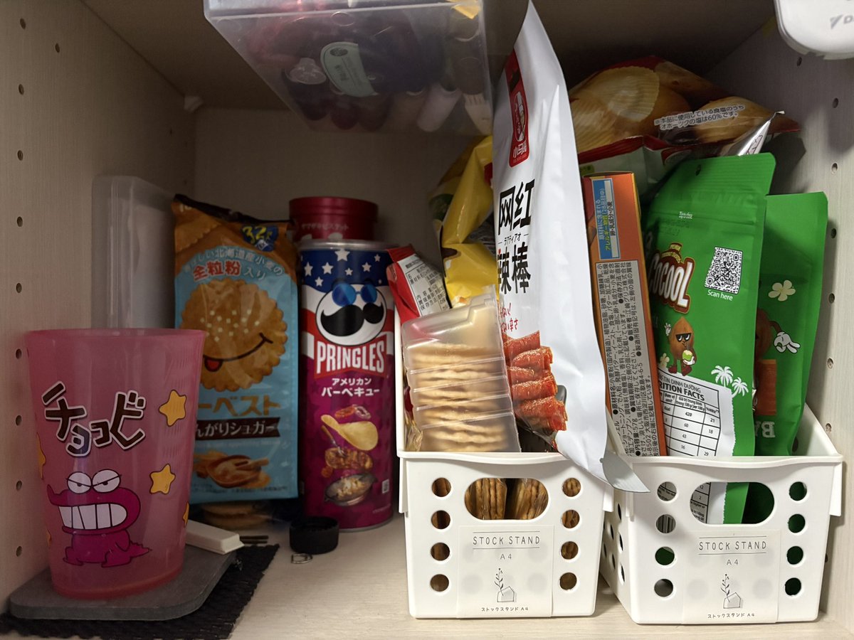 rui6929's tweet photo. デブのお菓子BOXは隠す気もねぇ
堂々スタイルYO
1番右の緑のやつ業務スーに売ってる
ココナッツクラッカーやねんけど
美味いから食うてくれ私は今日5個こうた https://t.co/JmSPQmT6VJ