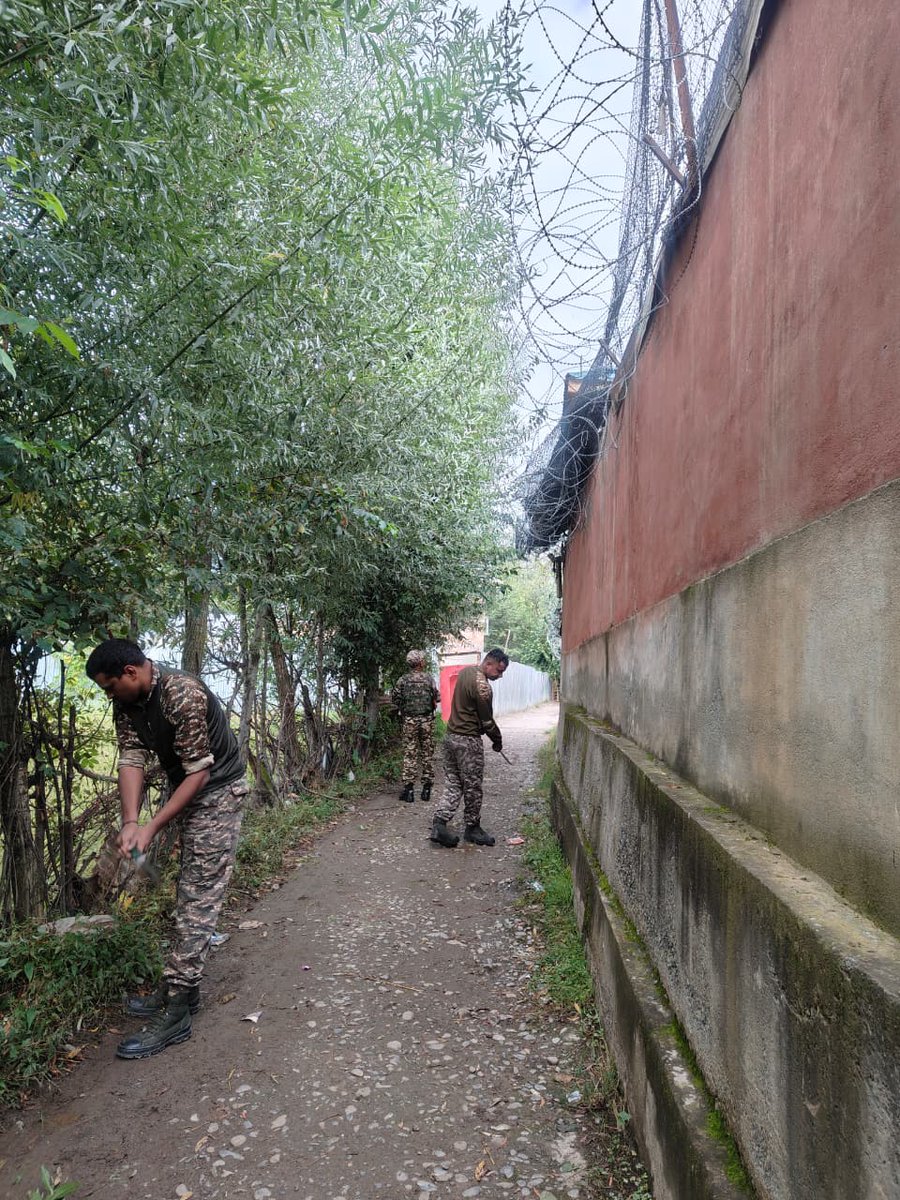 164Pro's tweet photo. Swachhata Hi Seva(SHS) campaign-2026 conducted at 164 BN, CRPF. #SHS2026 #SwachhataHiSeva2026 "Ek Din, Ek Ghanta, Ek Saath" Organized by the Unit at the area of B/164Bn Campus, Larnoo, Dist Anantnag (J&amp;K) on 20th and 21st September 2026. https://t.co/l1TNknpCQ3
