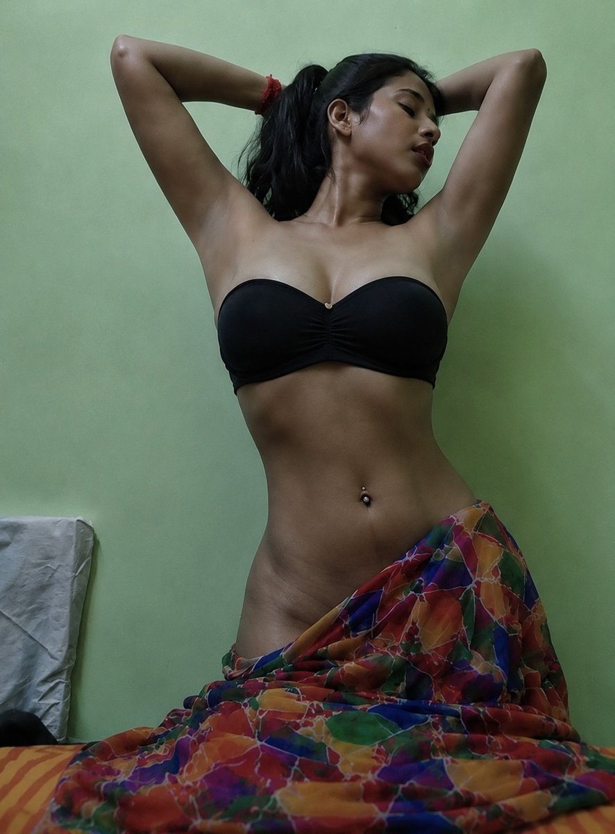 Debopri94813037's tweet photo. When my saree slips for you😉

#DesiGirl #SareeLook #BoldIndian #MidriffGoals #DesiVibes https://t.co/4xuWwjdHO0