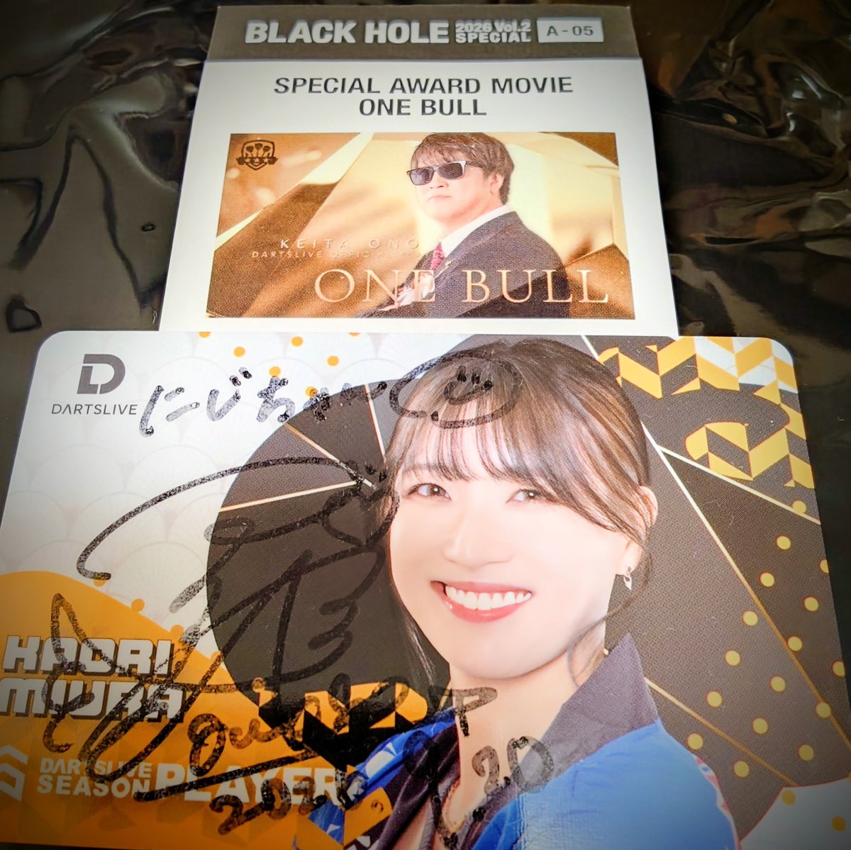chicheechic's tweet photo. もっちのアイマスク１回で出たー😆
キーホルダーとスノードームはお友達に譲って貰いました🥰
シールは２枚あるのでシール交換しましたわ😆もっち３人w他の方も交換しましょ🙌
ワンブル恵太さんは交換で😆！ライブカードはかおりちゃん！サインして貰いました♡ちょっと薄まってしまった😭 #ダーツ祭り https://t.co/4sWP85Ha9x
