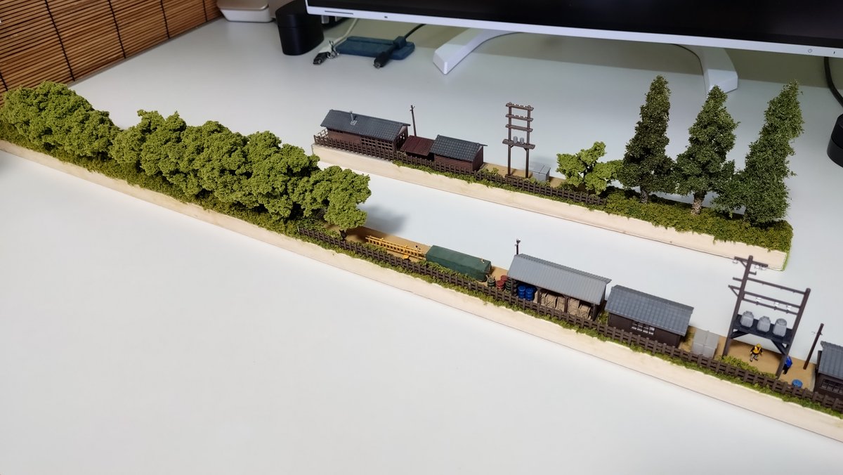 yukikazeful's tweet photo. レイアウト背面にすき間があるので細長いジオラマを作りました。
幅35mmの木材に余ったストラクチャーとか適当にくっ付けただけですけが少し奥行き感が出たかも。
#鉄道模型
#ジオラマ https://t.co/iplIBBAmjl