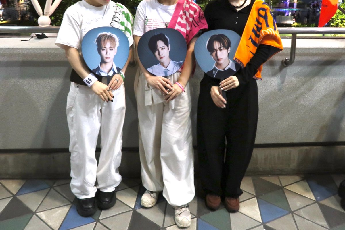 obl4__'s tweet photo. 𝘊𝘐𝘛𝘠 𝘖𝘍 𝘓𝘐𝘎𝘏𝘛𝘚 : 𝘛𝘖𝘒𝘠𝘖 𝘋𝘈𝘠 𝟣.⋆⟡

念願なにプリ3連🪄︎︎◝✩
Give Me Moreで3人とも無事死亡𓂃 ♩
あとダイスキなBullseyeがまたセトリ入りしていて泣きました(；；) https://t.co/iCSDm6FdoL