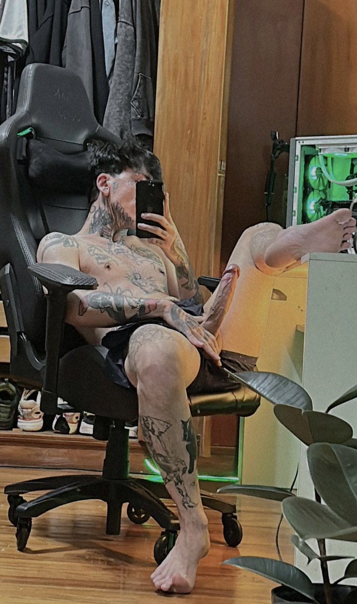 scotthicc's tweet photo. If ur dms are open for c0ck pics like and say hi (sending fr :p https://t.co/5PFO19rdQA