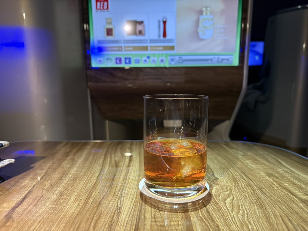 travel_tokoki's tweet photo. エミレーツ ビジネスクラス
お高めコニャック🥃

#Emirate #ビジネスクラス
#旅行記 #ANA #飛行機 #航空 #空港 #スターアライアンス #StarAlliance  #JAL #airline #airports https://t.co/jB0RYn0eFq