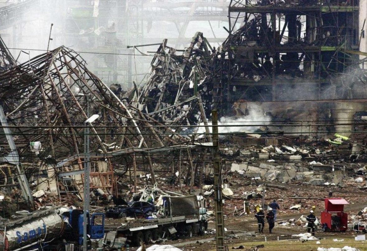 VLautard's tweet photo. 1/8 

21 septembre 2001.

J’avais 15 ans. J’étais lycéen à Toulouse.

Ce matin-là, personne n’imaginait que notre ville allait être frappée par l’une des plus grandes catastrophes industrielles de notre histoire. 
#THREAD #AZF https://t.co/YzcjZTVHuJ