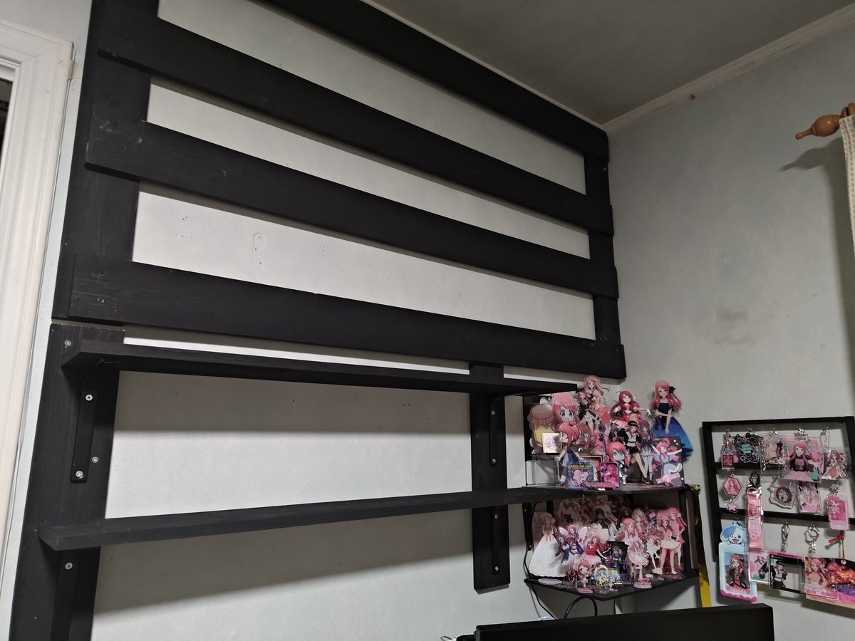 takonohito's tweet photo. ようやく休みに入ったので準備していた材でごちゃ着いてた祭壇を綺麗に...✨

整理したら結構空きが出来たから
置けてなかったメンバーもぼちぼち置いていこ！

#ゾンサガ祭壇部 https://t.co/LctOU1XnUa