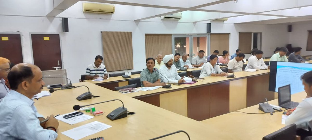 dm_kannauj's tweet photo. आज दिनांक 21-09-2026 को कलेक्ट्रेट गांधी सभागार में मनरेगा, विकसित भारत-रोजगार‚ आजीविका मिशन (ग्रामीण), अन्नपूर्णा भवन, जीरो पॉवर्टी, आवास एवं गो-आश्रय स्थलों सहित विभिन्न विकासपरक योजनाओं की प्रगति की विस्तृत समीक्षा बैठक सम्पन्न हुई। बैठक में योजनावार प्रगति की समीक्षा करते हुए संबंधित अधिकारियों को निर्देशित किया कि शासन की मंशा के अनुरूप प्रत्येक पात्र व्यक्ति तक योजनाओं का लाभ प्रभावी ढंग से पहुंचाया जाए तथा विकास कार्यों को गुणवत्ता, पारदर्शिता, उपयोगिता और समयबद्धता के साथ पूर्ण कराया जाए।
@CMOfficeUP 
@UPGovt 
@InfoDeptUP 
@ChiefSecyUP
