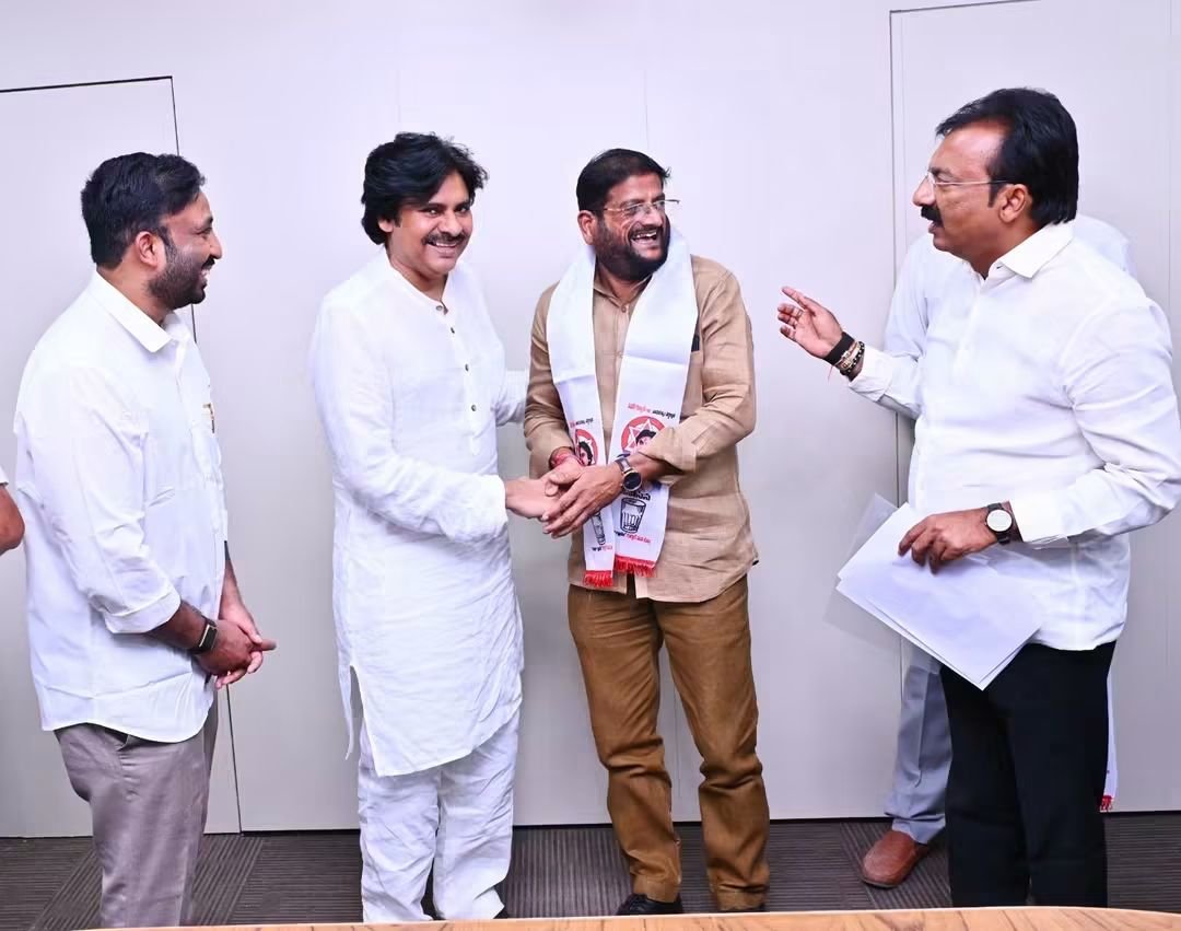 JSPYadav07's tweet photo. జనసేనలోకి ప్రత్తిపాడు మాజీ శాసన సభ్యులు శ్రీ వరుపుల సుబ్బారావు గారు

• కండువా కప్పి సాదరంగా పార్టీలోకి ఆహ్వానించిన శ్రీ పవన్ కళ్యాణ్ గారు

• పెద్దాపురం, ప్రత్తిపాడు, జగ్గంపేట నియోజకవర్గాల నుంచి వైసీపీ నేతలు భారీగా జనసేనలో చేరికలు. 

#PawanKalyan #Janasena https://t.co/f5b6BZNMfR